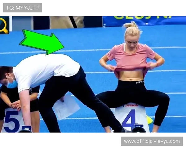 赛场尴尬瞬间引发社交媒体热议，展现格斗运动真实与人性化一面。